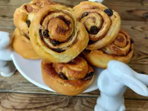 Christmas Puff Pastry Snails with Raisins