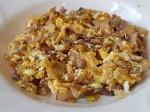 Revuelto con bacon, puerros y cebolla