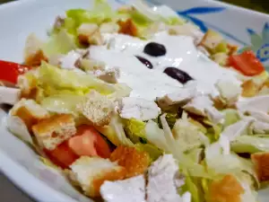 Ensalada César con salsa de yogur