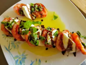 Caprese salade met verse basilicum en balsamico siroop