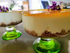 Cheesecake cu piersici și mango, în cupe