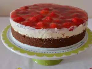 Tarta de queso casera con galletas de cacao y fresas