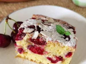 Einfacher Kuchen mit Kirschen und Mandeln