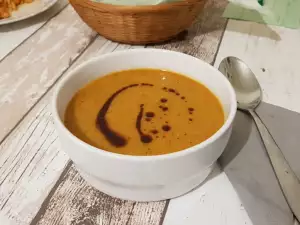 Türkische Cremesuppe aus roten Linsen