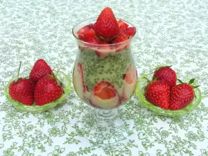 Verse smoothie met chiazaden, spinazie en aardbeien