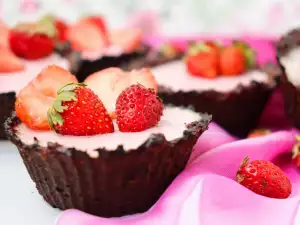 Cestas de chocolate con relleno de fresa