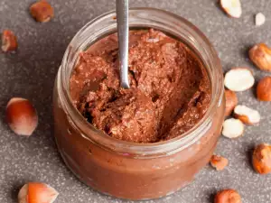 Selbstgemachtes Nutella (Schoko-Nuss-Creme) mit Naturprodukten