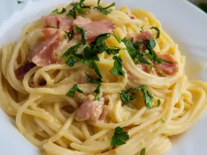 Spaghetti carbonara met parmezaanse kaas