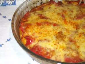 Gebackener Paprika mit Weißkäse und gelbem Käse