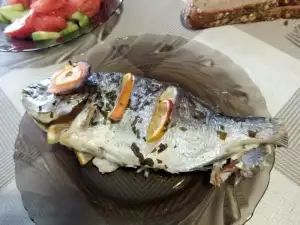 Dorada al horno con apio de monte y limón