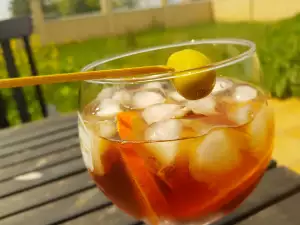 Cocktail mit Gin und Wermut