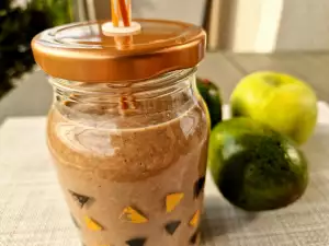 Batido de cacao con aguacate, plátano y manzana