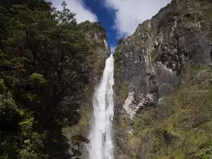 Най-красивите водопади в света - Снимка Devil punchbowl falls в Онтарио, САЩ