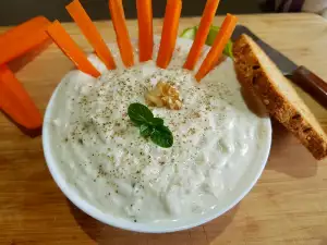 Ricottadip mit Walnüssen, Salatgurke und Minze