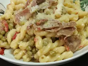 Gemelli in Sahnesoße mit Prosciutto und Erbsen