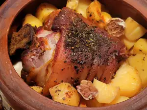 Schweinshaxe mit Bier im Güvec