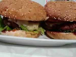 Hausgemachte Burger aus Rindfleisch