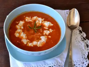 Sopa de tomate con arroz y queso feta