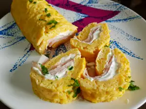 Ruladă de omletă cu cremă de brânză