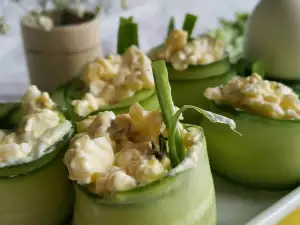 Rollitos de pepino y huevos