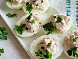 Huevos rellenos de atún