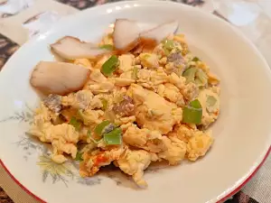 Huevos revueltos con puerros y tocino