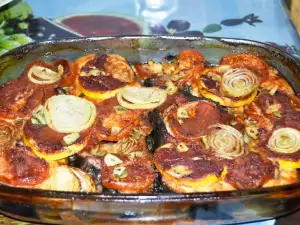 Gebackener Stör mit Zwiebeln und Tomaten