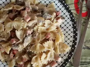 Farfalle mit Speck und Pilzen