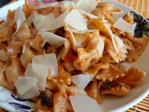 Farfalle mit Tomaten-Sahne Soße und Pilzen