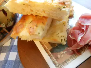 Focaccia italiană originală cu rozmarin și sare de mare