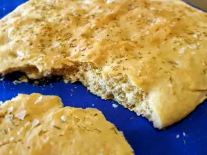 Focaccia mediterránea con vino blanco