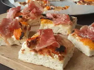 Focaccia met abrikozen en prosciutto