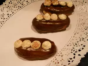 Éclair francés con crema de café y decoración de mascarpone