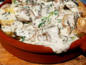 Mushrooms with Fried Potatoes and White Sauce