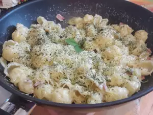 Gnocchi mit Speck und Parmesan aus der Pfanne