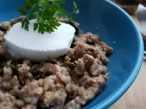 Bulgur con cerdo y hojas de parra