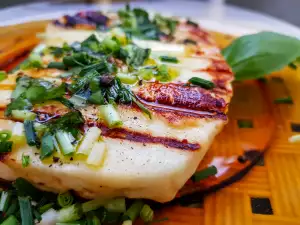 Gebakken halloumi met wilde knoflook en basilicum