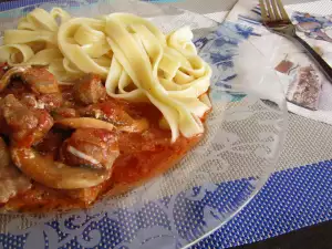 Schweinefleischgulasch mit Champignons