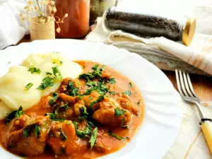 Klassisches Schweinegulasch mit Kartoffelpüree