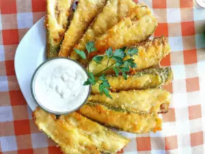 Gebratene knusprige Zucchini mit Knoblauchsoße