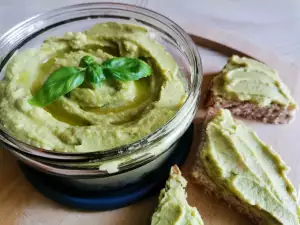 Hummus mit Avocado