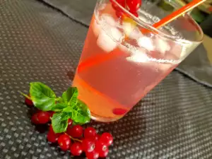 Eistee mit frischer Minze, Erdbeeren und Johannisbeeren