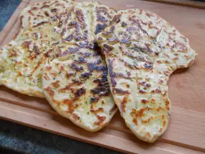 Indisches Naan Fladenbrot mit aromatischen Gewürzen