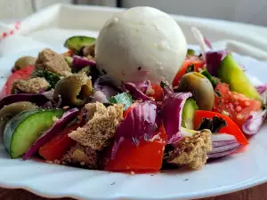 Ensalada italiana con burrata