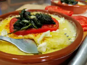 Polenta al horno con tomates y espinacas