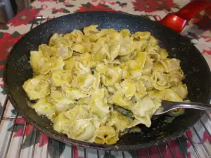 Cappelleti mit Schinken und Pesto