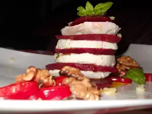 Salată Caprese cu sfeclă și mozzarella cu busuioc