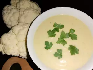 Crème soep met bloemkool een aardappel