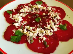 Carpaccio de sfeclă roșie și brânză