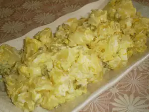 Немецкий картофельный салат с яйцами и огурцами